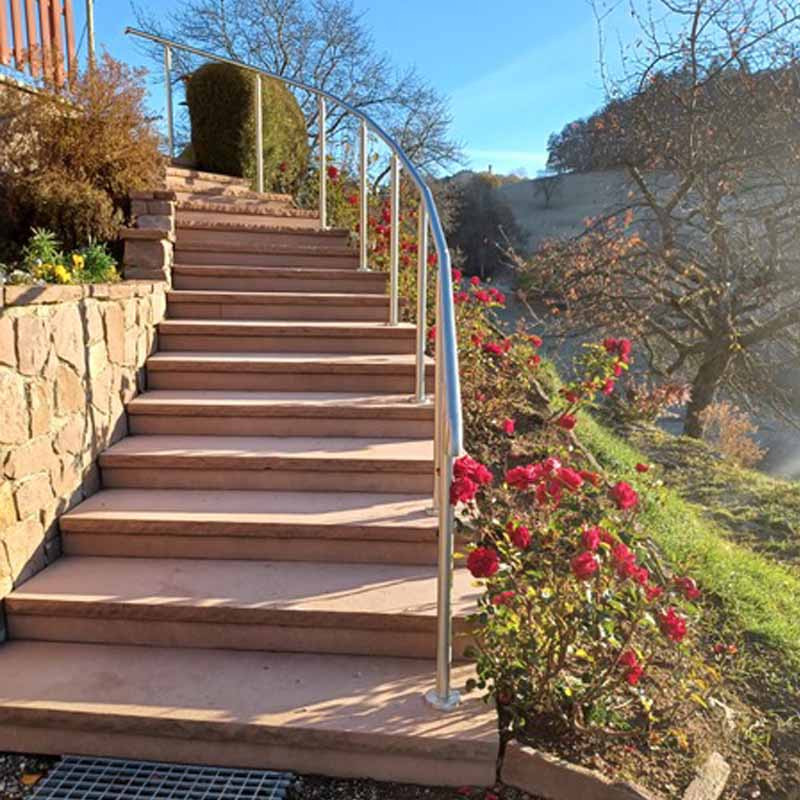 main courante escalier exterieur en inox brosse sur escalier en gres